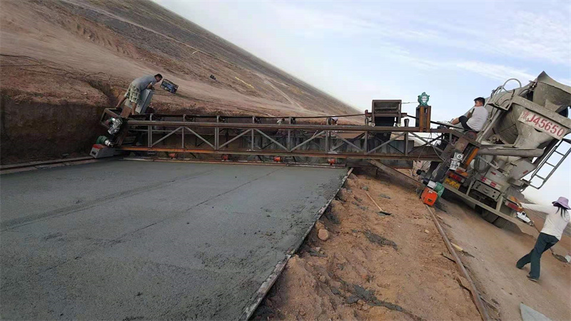 相對簡易式的斜坡混凝土護坡滑模機