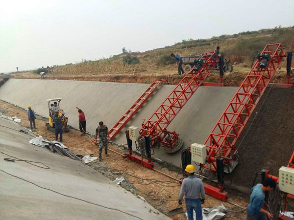 大型斜坡支護滑模機流水線型作業(yè)